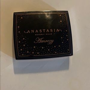 Anastasia Amrezy highlighter